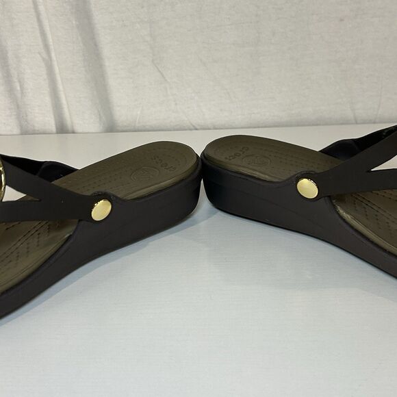 Crocs Sanrah Hammered Circle Wedge Flip Sandal Women's size 10 ESPRESSO/GOLD EUC - Picture 3 of 8